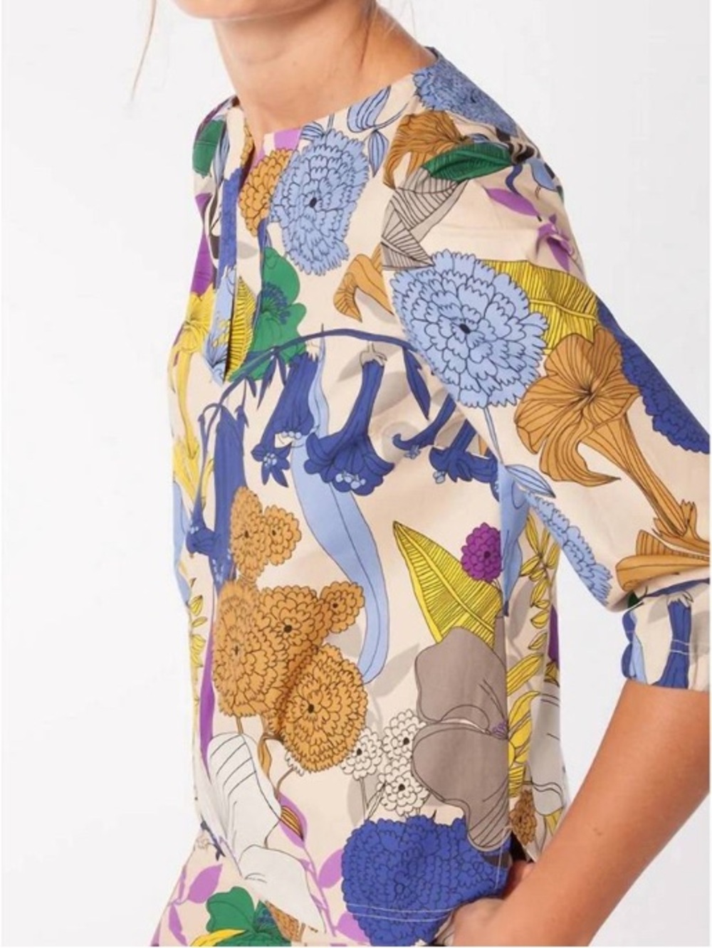 Vilagallo Analissa Shirt in Leiden Print V-neck Popover Top